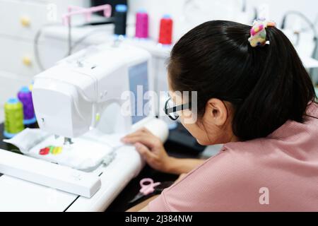 Ricamo, artigianato, hobby, PMI, famiglia, Ritratto di designer asiatici femminili stanno facendo progettando modelli utilizzando automatico Foto Stock