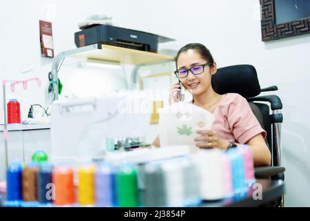 Ricamo, artigianato, hobby, PMI, famiglia, Ritratto di designer asiatici femminili stanno facendo progettando modelli utilizzando automatico Foto Stock