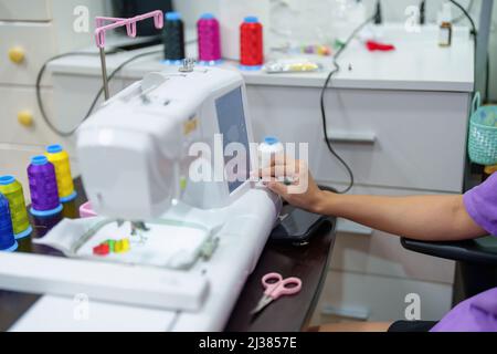 Ricamo, artigianato, hobby, PMI, famiglia, Ritratto di designer asiatici femminili stanno facendo progettando modelli utilizzando automatico Foto Stock