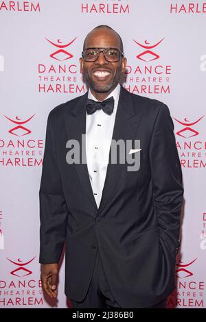 New York, Stati Uniti. 05th Apr 2022. Martino Moore partecipa al Dance Theatre di Harlem Annual Vision Gala in onore di Debbie Allen a New York City. (Foto di Ron Adar/SOPA Images/Sipa USA) Credit: Sipa USA/Alamy Live News Foto Stock