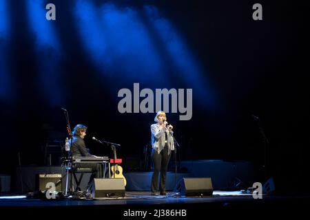 Toronto, Canada. 04th Apr 2022. Il cantautore pop canadese con sede a Halifax, Nuova Scozia, Jenn Grant, si esibisce in uno spettacolo esaurito presso la Massey Hall di Toronto. Credit: SOPA Images Limited/Alamy Live News Foto Stock