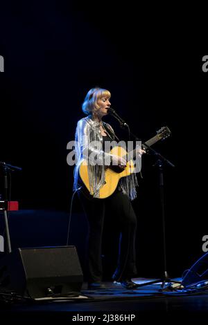 Toronto, Canada. 04th Apr 2022. Il cantautore pop canadese con sede a Halifax, Nuova Scozia, Jenn Grant, si esibisce in uno spettacolo esaurito presso la Massey Hall di Toronto. Credit: SOPA Images Limited/Alamy Live News Foto Stock