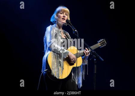 Toronto, Canada. 04th Apr 2022. Il cantautore pop canadese con sede a Halifax, Nuova Scozia, Jenn Grant, si esibisce in uno spettacolo esaurito presso la Massey Hall di Toronto. Credit: SOPA Images Limited/Alamy Live News Foto Stock