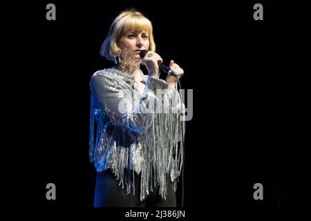 Toronto, Canada. 04th Apr 2022. Il cantautore pop canadese con sede a Halifax, Nuova Scozia, Jenn Grant, si esibisce in uno spettacolo esaurito presso la Massey Hall di Toronto. Credit: SOPA Images Limited/Alamy Live News Foto Stock