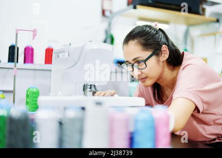 Ricamo, artigianato, hobby, PMI, famiglia, Ritratto di designer asiatici femminili stanno facendo progettando modelli utilizzando automatico Foto Stock