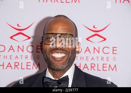 New York, Stati Uniti. 05th Apr 2022. Martino Moore partecipa al Dance Theatre di Harlem Annual Vision Gala in onore di Debbie Allen a New York City. (Foto di Ron Adar/SOPA Images/Sipa USA) Credit: Sipa USA/Alamy Live News Foto Stock