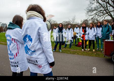 L'Aia, Paesi Bassi. 06th Apr 2022. Due scienziati hanno visto fare discorsi durante la manifestazione. Come parte dell'organizzazione climatica Extinction Rebellion, gli scienziati marciano attraverso l'Aia durante la prima marcia degli scienziati sul clima nei Paesi Bassi. Indossando camici da laboratorio, la marcia si fermò davanti al Ministero delle Finanze, al Ministero dell'Economia e del clima e agli edifici del Ministero degli Affari Esteri. Credit: SOPA Images Limited/Alamy Live News Foto Stock