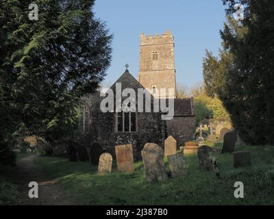 LITTLEHAM VILLAGGIO, DEVON, INGHILTERRA - MARZO 26 2022: Vista della chiesa del villaggio di St Switun e il suo cimitero, cimitero. Foto Stock