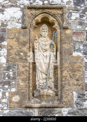 LITTLEHAM VILLAGE, DEVON, INGHILTERRA - MARZO 26 2022: Antica statua di San Switun all'esterno della chiesa di Littleham. Foto Stock