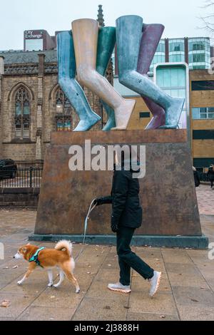 'Legs Walking' è opera del famoso scultore di Leeds Kenneth Armitage e fa parte del riscoprite Leeds Family Trail, Park Row, City Square Leeds, West Yorkshire, Inghilterra, REGNO UNITO Foto Stock