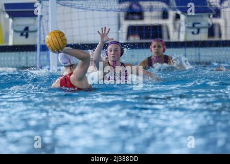 Roma, Italia. 06th Apr, 2022. Defense CSS Verona durante SIS Roma vs CSS Verona, Waterpolo Italian Serie A1 Women Match a Roma, Italia, Aprile 06 2022 Credit: Independent Photo Agency/Alamy Live News Foto Stock