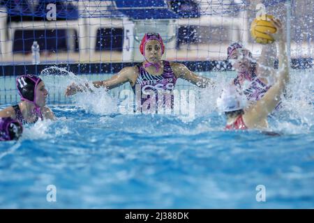 Roma, Italia. 06th Apr 2022. Fabiana Sparano (CSS Verona) durante SIS Roma vs CSS Verona, Waterpolo Italian Serie A1 Women Match a Roma, Italia, Aprile 06 2022 Credit: Independent Photo Agency/Alamy Live News Foto Stock