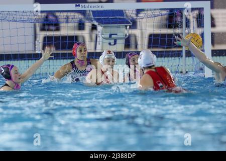 Roma, Italia. 06th Apr, 2022. Defense CSS Verona durante SIS Roma vs CSS Verona, Waterpolo Italian Serie A1 Women Match a Roma, Italia, Aprile 06 2022 Credit: Independent Photo Agency/Alamy Live News Foto Stock