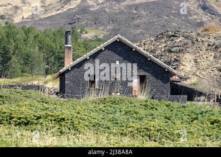 PARCO DELL'ETNA, SICILIA - 21 OTTOBRE 2017: Il rifugio in pietra Galvarina a quota 1876 m. è uno dei più alti del Parco dell'Etna Foto Stock