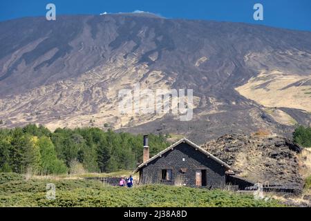 PARCO DELL'ETNA, SICILIA - 21 OTTOBRE 2017: Quota rifugio Galvarina 1876 m., sullo sfondo un impressionante pendio di flussi lavici raffreddati da innumerevoli h Foto Stock