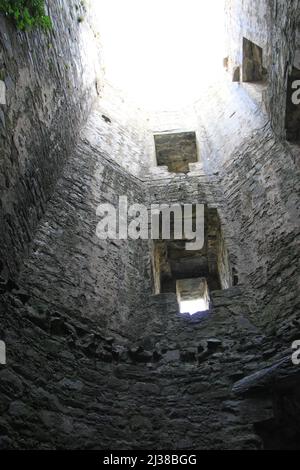 Il castello di Harlech, Gwynedd, Galles, è una fortificazione medievale di grado i che incorona una aragia rocciosa a picco sul Mare d'Irlanda - Regno Unito, PETER GRANT Foto Stock