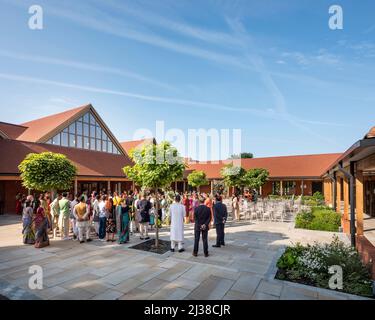 Cortile, matrimonio in corso. Bhaktivedanta Manor Haveli, Watford, Regno Unito. Architetto: Cottrell + Vermeulen Architecture Ltd, 2021. Foto Stock