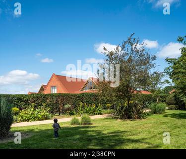 Vista da sud-ovest. Bhaktivedanta Manor Haveli, Watford, Regno Unito. Architetto: Cottrell + Vermeulen Architecture Ltd, 2021. Foto Stock