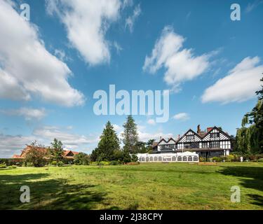 Vista da sud-ovest con palazzo originale. Bhaktivedanta Manor Haveli, Watford, Regno Unito. Architetto: Cottrell + Vermeulen Architecture Ltd, 202 Foto Stock