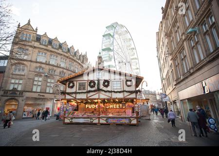 Vista di un mercatino di Natale a Fargate a Sheffield nel Regno Unito Foto Stock