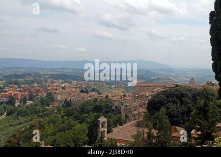 La campagna italiana dalla scogliera su Gubbio in Umbria in Italia Foto Stock