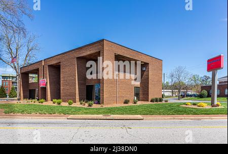 FORT MILL, S.C.-2 APRILE 22: Edificio della Banca d'America in centro, cartello Monumento, edificio e asta di bandiera. Soleggiato, primavera. Foto Stock
