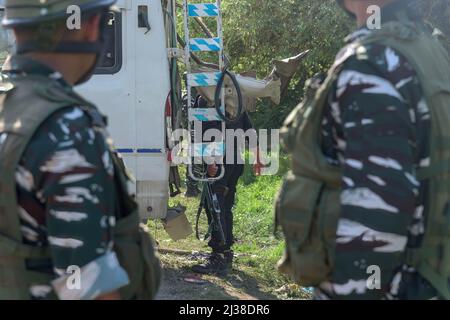 Srinagar, India. 06th Apr 2022. Le forze indiane ispezionano un veicolo tempo parzialmente danneggiato a seguito di un sospetto colpo di cilindro in un parcheggio auto fuori dal giardino di tulipani a Srinagar. Credit: SOPA Images Limited/Alamy Live News Foto Stock