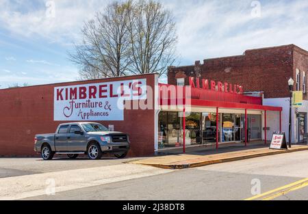 FORT MILL, S.C.-2 APRILE 22: Negozio di mobili e impianti di Kimbrell su Main St., edificio e insegne. Foto Stock