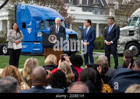 Washington, Stati Uniti d'America. 04 aprile 2022. Il presidente degli Stati Uniti Joe Biden consegna osservazioni durante un evento che mette in evidenza gli investimenti federali nell'industria di trasporto sul prato del sud della Casa Bianca, 4 aprile 2022 a Washington, D.C. standing da sinistra a destra sono: L'apprendista di camion Maria Rodriguez, il presidente Joe Biden, il segretario ai trasporti Pete Buttigieg, e il presidente della Task Force di trucking dei veterani ex Rep. Patrick Murphy. Credit: Adam Schultz/White House Photo/Alamy Live News Foto Stock