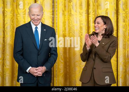 Washington, Stati Uniti d'America. 05th Apr 2022. Washington, Stati Uniti d'America. 05 aprile 2022. Il vicepresidente degli Stati Uniti Kamala Harris, a destra, applaude il presidente Joe Biden, dopo la firma di un ordine esecutivo per estendere la copertura Affordable Care Act, nella stanza orientale della Casa Bianca, 5 aprile 2022 a Washington, DC accreditamento: Lawrence Jackson/White House Photo/Alamy Live News Foto Stock