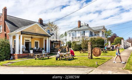 FORT MILL, S.C.-2 APRILE 22: Z Bakery and Cafe in centro, con più persone che mangiano all'aperto su tavoli da picnic. Foto Stock