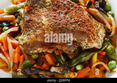 Costolette arrosto con erbe e verdure. Ora di pranzo Foto Stock