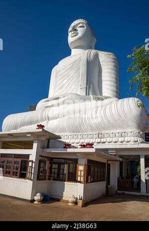 KANDY, SRI LANKA - 17 MARZO 2015: Statua di Buddha gigante nel tempio di Bahiravakanda, Kandy, Sri Lanka Foto Stock