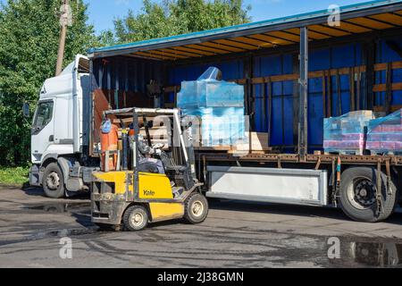 SAN PIETROBURGO, RUSSIA - 10 SETTEMBRE 2021: Carico di un camion con un semirimorchio da costruzione merci Foto Stock