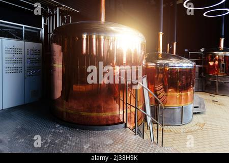 Moderna birreria. Linea di produzione della birra Crafr Foto Stock