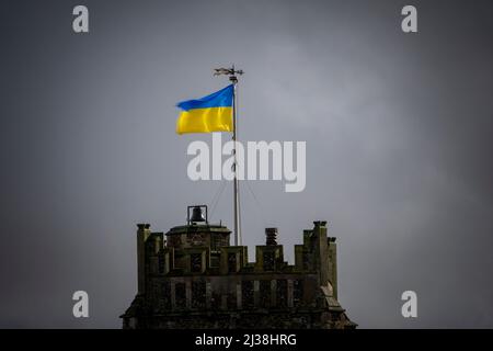 La bandiera bicolore della Repubblica popolare Ucraina che vola dalla torre della chiesa di San Pietro e San Paolo, Aldeburgh, Suffolk, durante una tempesta di tuoni. Foto Stock