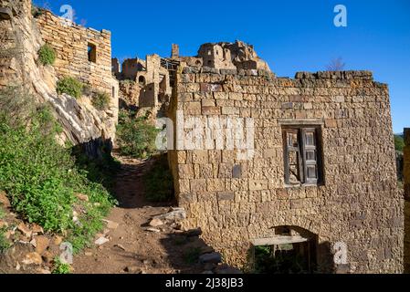 Frammento di una casa abbandonata nel vecchio villaggio di montagna di Gamsutl, mattina di settembre. Dagestan, Russia Foto Stock