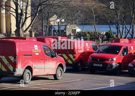 I furgoni di consegna Royal Mail sono parcheggiati presso l'ufficio di smistamento, Halifax Foto Stock