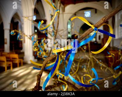 Thaxted Chiesa Essex Inghilterra Regno Unito nastri per, Ucraina. 6th Apr 2022. Centinaia di nastri blu e giallo legati ad un albero di vita nella Chiesa di Thaxted a sostegno del popolo ucraino. Credit: BRIAN HARRIS/Alamy Live News Foto Stock