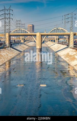 Sesto ponte di strada sul fiume LA a Los Angeles, California Foto Stock