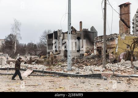 Chernihiv, Ucraina. 05th Apr 2022. Un uomo cammina lungo strade vuote e rovinate a Chernihiv. Le forze russe continuano la loro invasione su vasta scala in Ucraina. (Foto di Mykhaylo Palinchak/SOPA Images/Sipa USA) Credit: Sipa USA/Alamy Live News Foto Stock