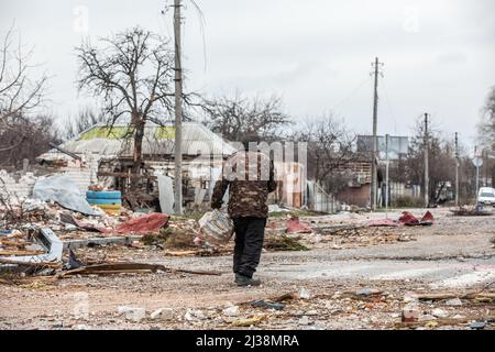 Chernihiv, Ucraina. 05th Apr 2022. Un uomo cammina lungo strade vuote e rovinate a Chernihiv. Le forze russe continuano la loro invasione su vasta scala in Ucraina. (Foto di Mykhaylo Palinchak/SOPA Images/Sipa USA) Credit: Sipa USA/Alamy Live News Foto Stock