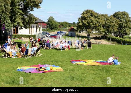 Picnic per famiglie in un parco pubblico. Foto Stock