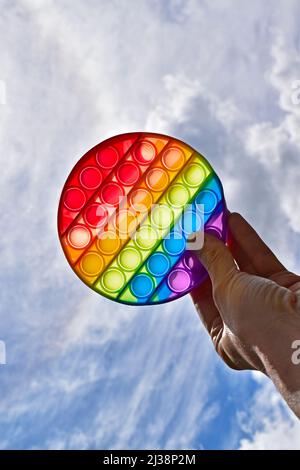 Arcobaleno alla moda Pop IT. Giocattolo antistress per bambini e adulti. Foto Stock
