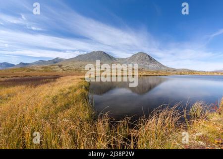 Bog e la catena montuosa Stygghøin / Stygghoin a Døråldalen in autunno / autunno, Rondane National Park, Innlandet, Oppland, Norvegia Foto Stock