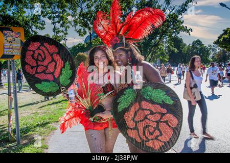 Toronto, Canada, agosto 2007 - due giovani ragazze in costume Caribana e piume sorridenti per la macchina fotografica durante il festival Caribana Foto Stock