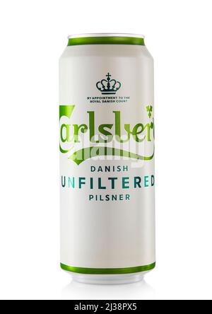 LONDRA,UK - FEBBRAIO 14,2022: Birra Carlsberg pilsner non filtrata su bianco. Foto Stock