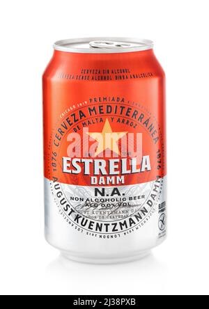 LONDRA,UK - FEBBRAIO 13,2022: Birra di birra di lager Estrella senza alcool su bianco. Foto Stock