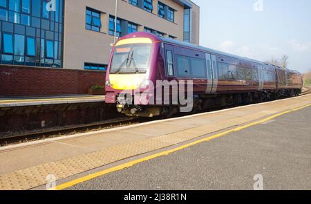 Un treno a due carrozza East Midlands Railway che lascia la stazione di Newark Castle Foto Stock