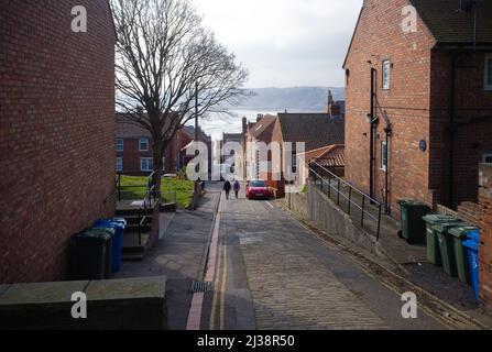 St Mary's Street conduce dalla chiesa di St Mary alla città vecchia e al porto di Scarborough Foto Stock